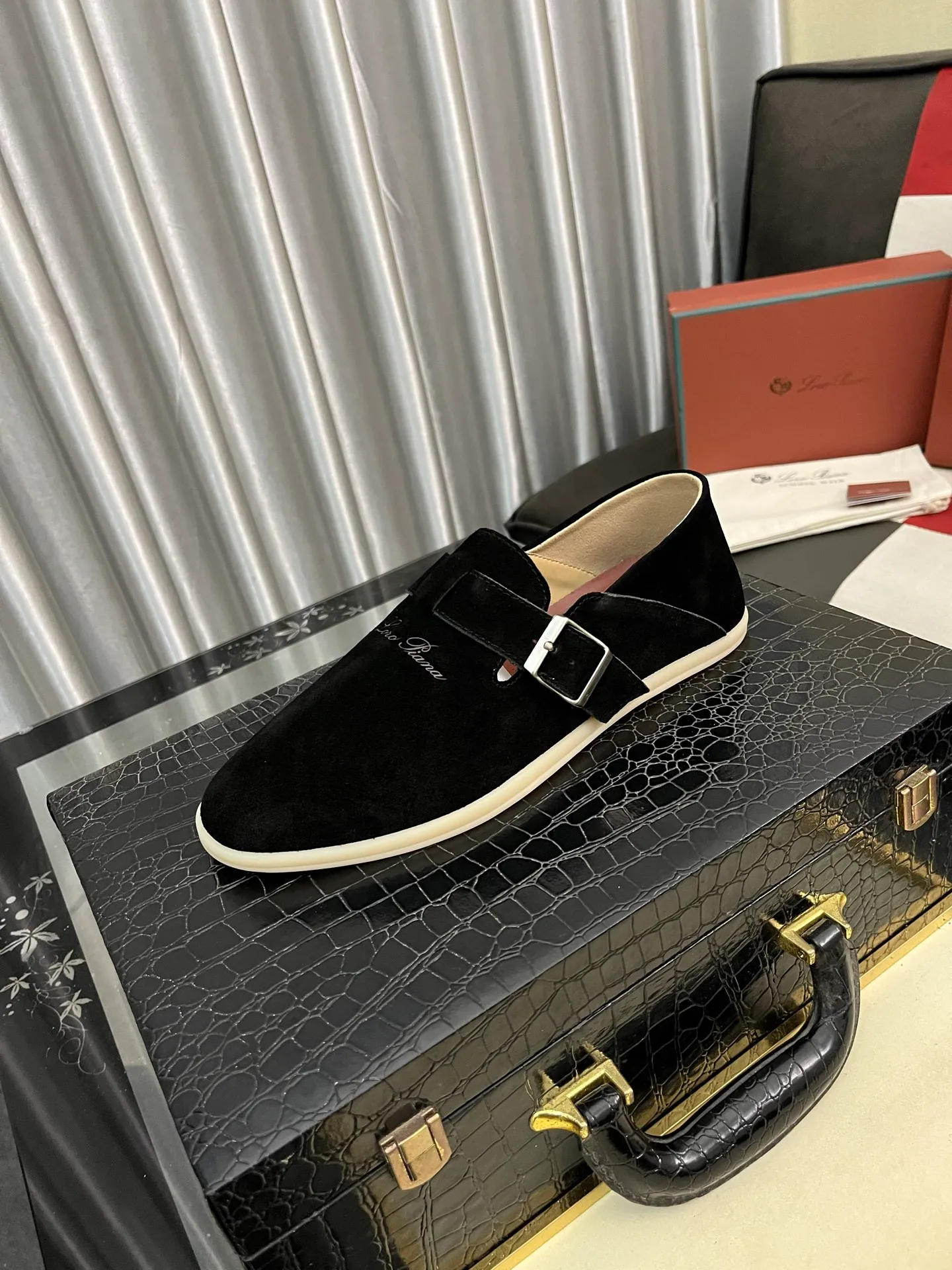 Men's men's shoes 💰458⌚️⌚️ Loro Piana's classic hot model lp top version of Pili casual shoes. It turns out that these are the casual shoes that are said to be able to walk 20,000 steps without getting tired. This pair has both good looks and feel. You will be completely lost as soon as you put it on. The minimalist design is eye-catching and durable, and it is a bonus for dressing. The soft feeling on the feet has outstanding texture, and it is very nice without abrasion on the feet. The soft and waxy soles make it easy to wear for daily use for a long time. Who can resist a pair of versatile and good-looking loafers? Don't be too elegant at all, the feel and texture of the feet are good, the key is to make the legs look longer and not tire the feet, the main thing is that it is just right!        Material: Original cowhide Lining: Original sheepskin Outsole: Original sole Size: 38-44